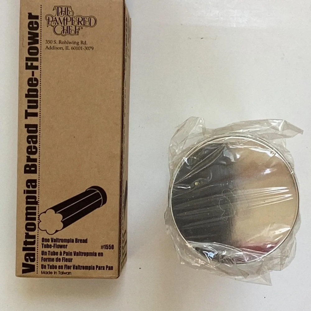 The Pampered Chef Flower Bread Tube NWT‎